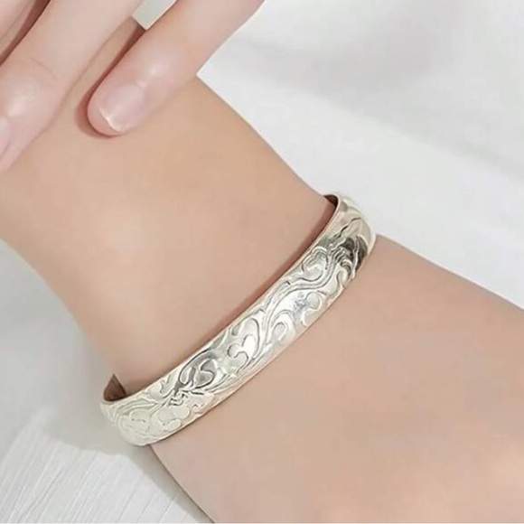 ANOUSHA STATEMENT BRACELET - Picture 6 of 13